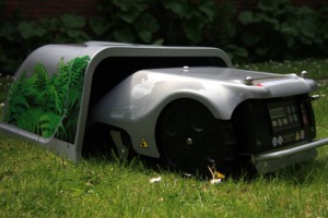 Rasenroboter in Ladestation